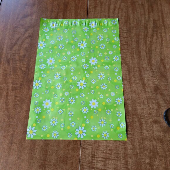 Lime Green Daisy Flower Polymailers 25ct. - Picture 1 of 6